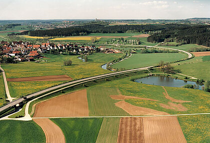 Luftbild von Rainau-Schwabsberg. Fotografiert von Albrecht Brugger, 1990.